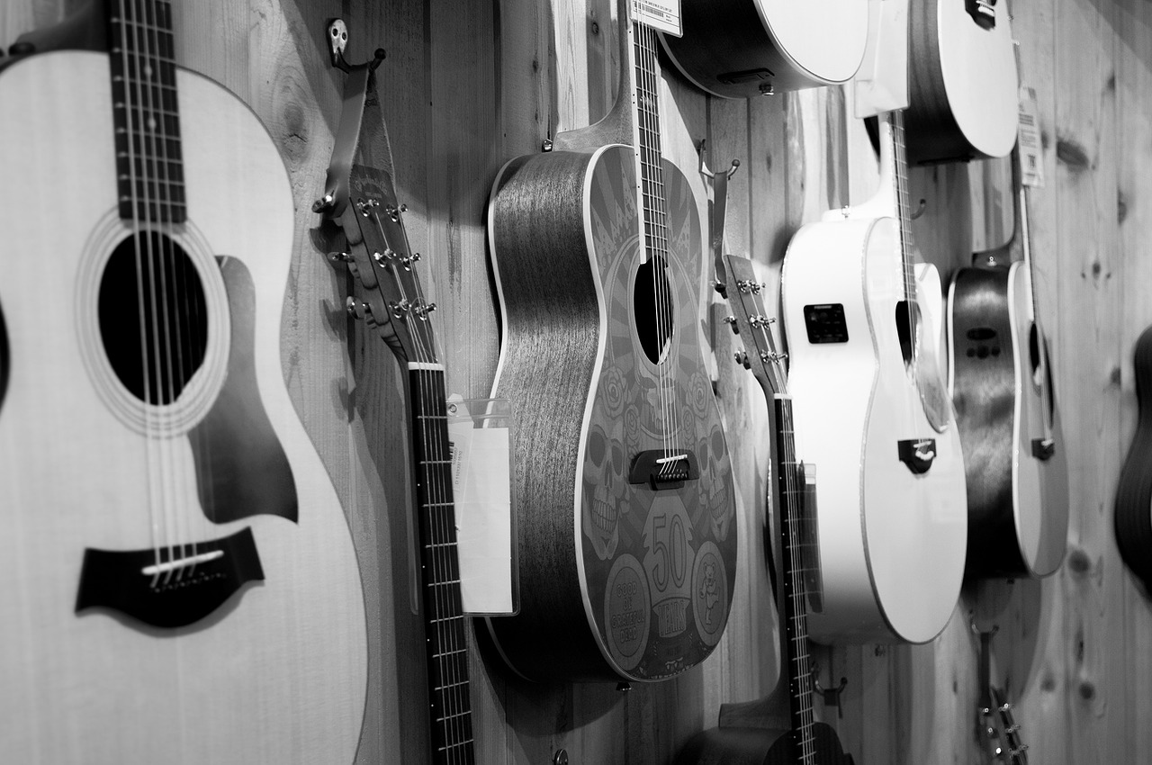 Gitary na wystawie w sklepie muzycznym